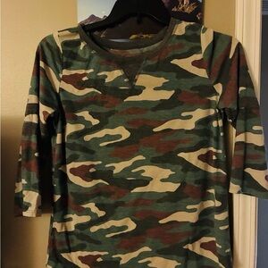 Women’s camouflage 3 quarter long sleeve t shirt size large